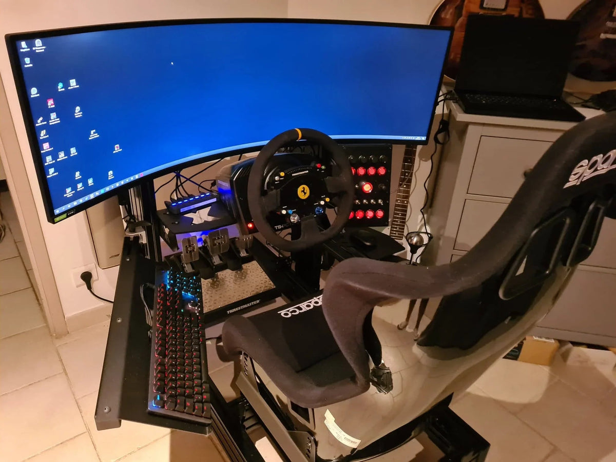 SimXPro XT120 GT simracing cockpit med racer-sæde, rat- og pedalholder, sort finish til realistisk racingoplevelse