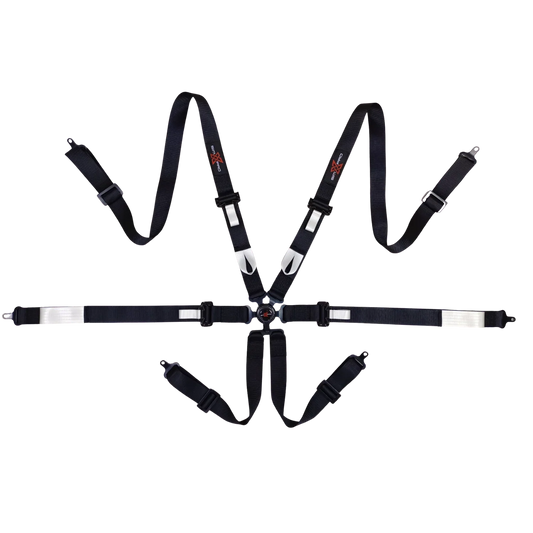 Dobbelt billede af SimXPro Seat Harness, en komfortabel og sikker sædesele til simracing, vises med justerbare stropper og polstring.