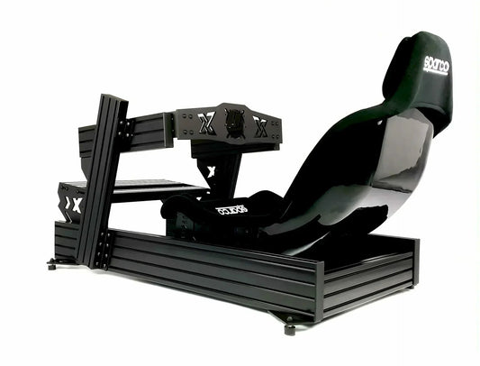 SimXPro XFR Formelracercockpit med sort stel, justerbare pedaler og rat til simracing setup.