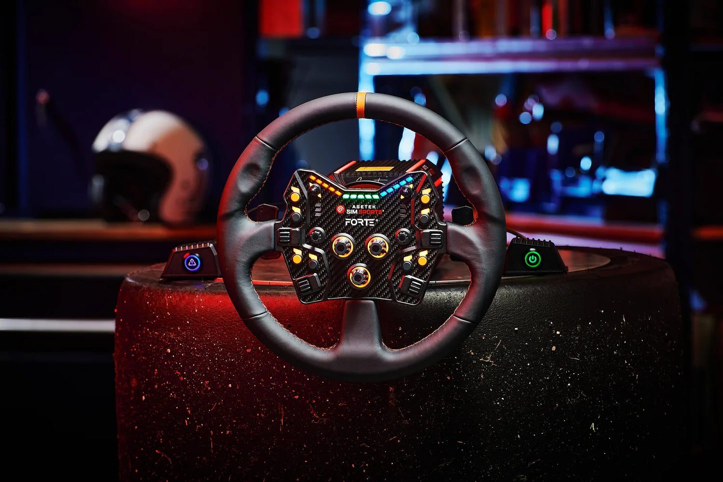 Asetek Racing rund sort læderrat til rat med orange midterstribe, perfekt til racing-simulations og bilspil.