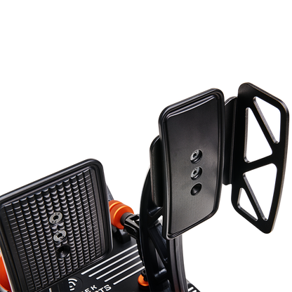 Asetek Racing universal fodstøtte til pedaler, close-up billede med fokus på fodstøttens detaljer og materialer.