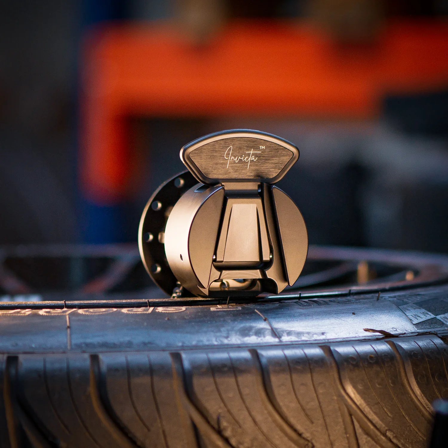 Asetek Racing Invicta QR Adapter USB-A til racing- eller simracer-styringshjul, sort med tilslutningsporte.