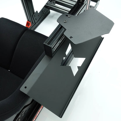 SimXPro GT RS simracer cockpit med betrukne sidepaneler og justerbare rattestativer, designet til simracingoplevelser.