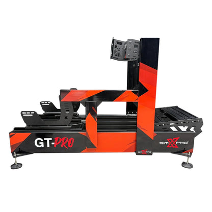 SimXPro GT - PRO simracing cockpit med sort metalramme og justerbare pedal- og ratmonteringer.