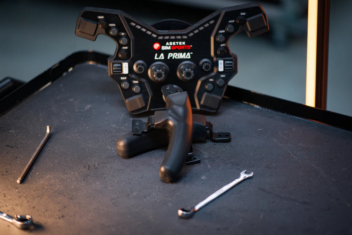 Asetek Racing Formel rattgreb med almindelige håndtag til racercykel, sort og ergonomisk design, synligt i billedet.